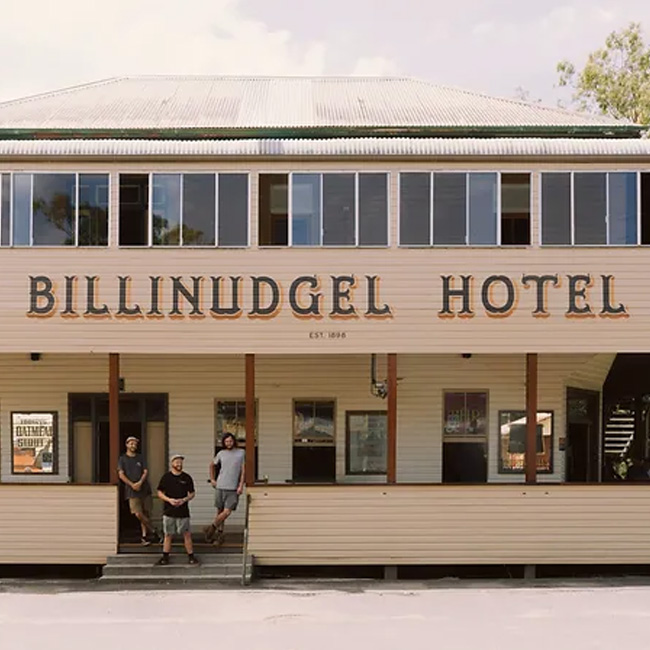 photo of the front of the Billinudgel-Hotel