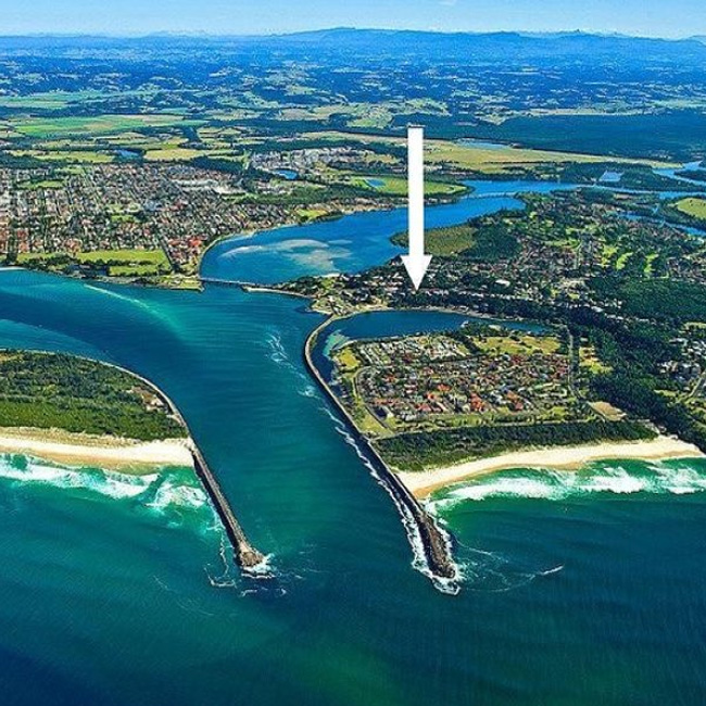 Painters Balina East. aerial photo of ballina with an arrow pointing to East-Ballina