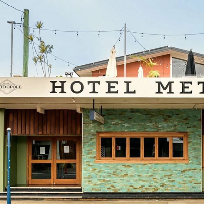 Painters Lismore. photo of the Hotel-Metropole-Lismore with green walls and white signage